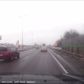 VIDEO: Tartu maanteel lendas autol sõidu ajal kapott küljest ära