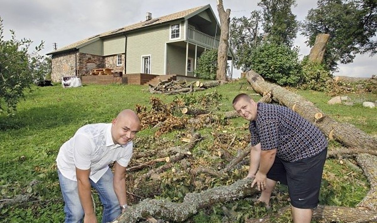 tIf Kindlustuse varakahjude käsitleja Lauri Nõu (vasakul) ja Vahtra talu peremees Silver Toompalu on ühel meelel selles, et maja lähedal asuvad suured puud on tormiga kodule suureks ohuks.