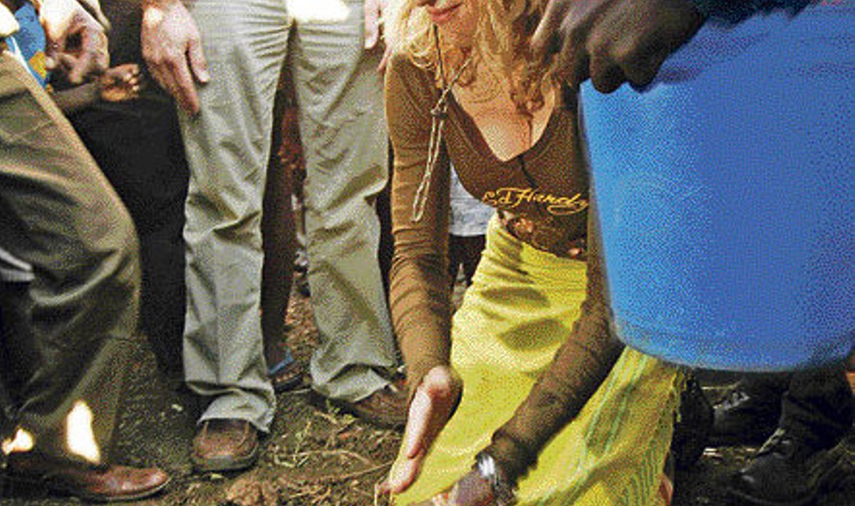 Hobifarmerid palkavad põllutöödele enamasti spetsialiste. Pildil istutab elustiilifarmerist Madonna puud heategevuslikul külaskäigul Aafrikasse.