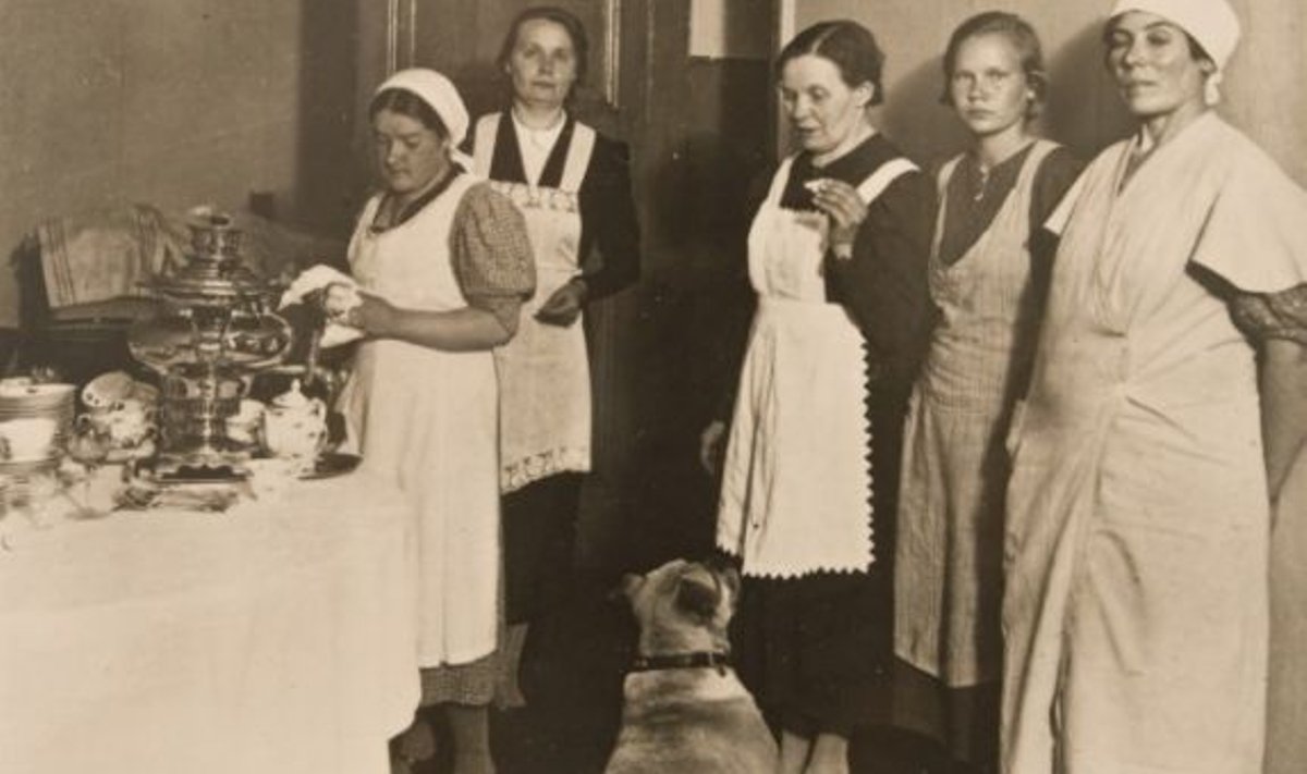 Kindral Johan Laidoneri köögipersonal. Vasakul laua ääres seisab Viktor Laidoneri õde Ludmilla.