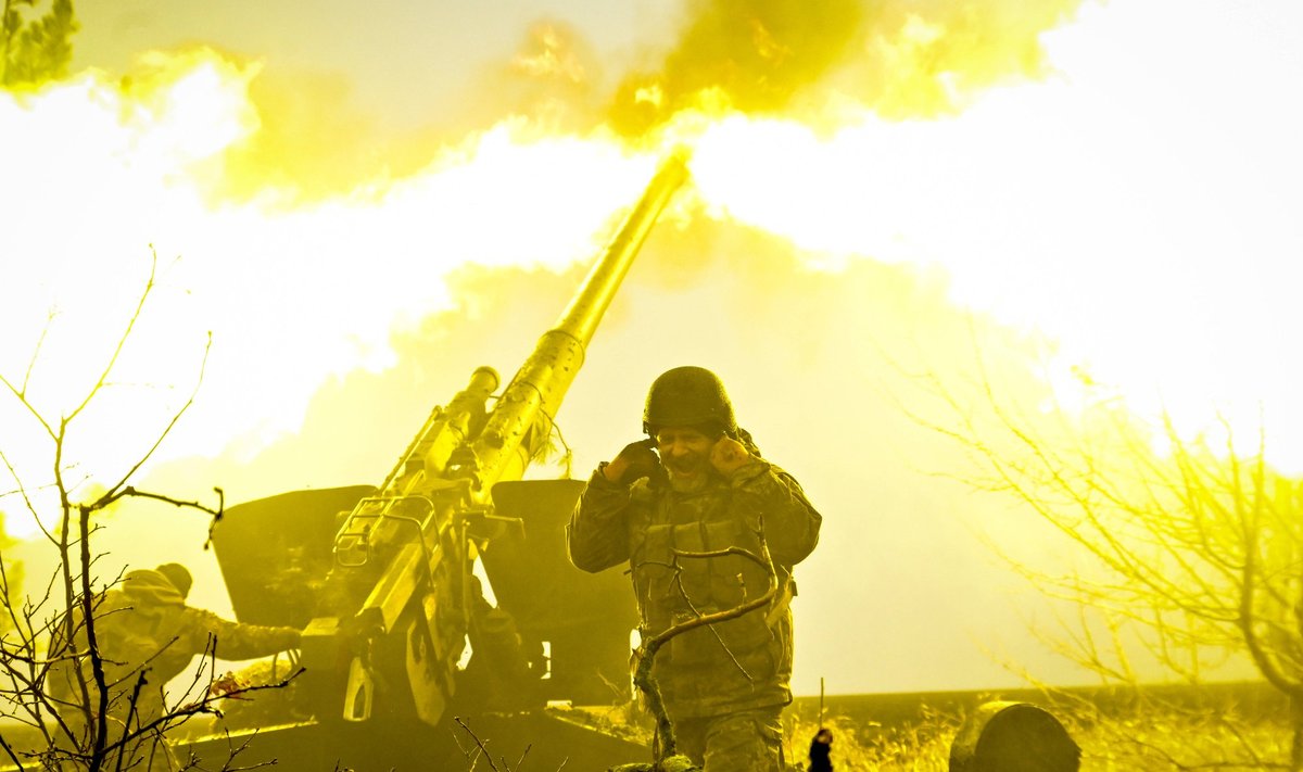 TÖÖ KÄIB: Ukraina suurtükiväelased detsembri keskel Zaporižžjas vaenlast kimbutamas.