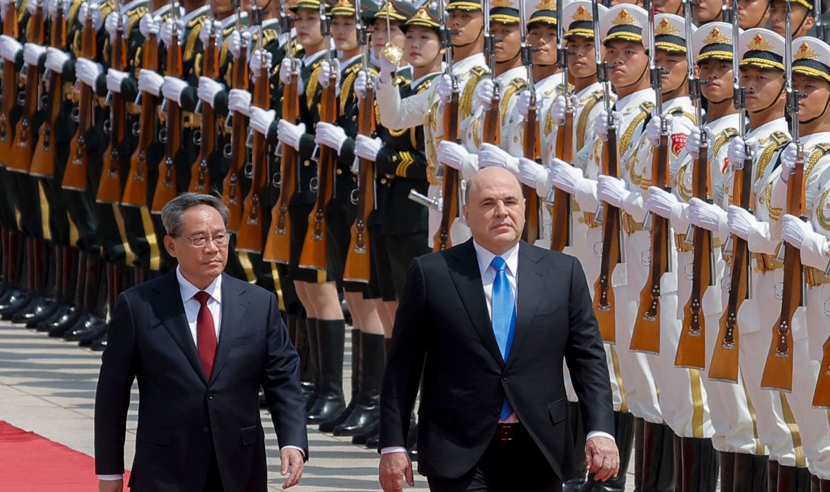 Hiina peaminister Li Qiang (vasakul) võttis täna Pekingis vastu Venemaa peaministri Mihhail Mišustini (paremal). 