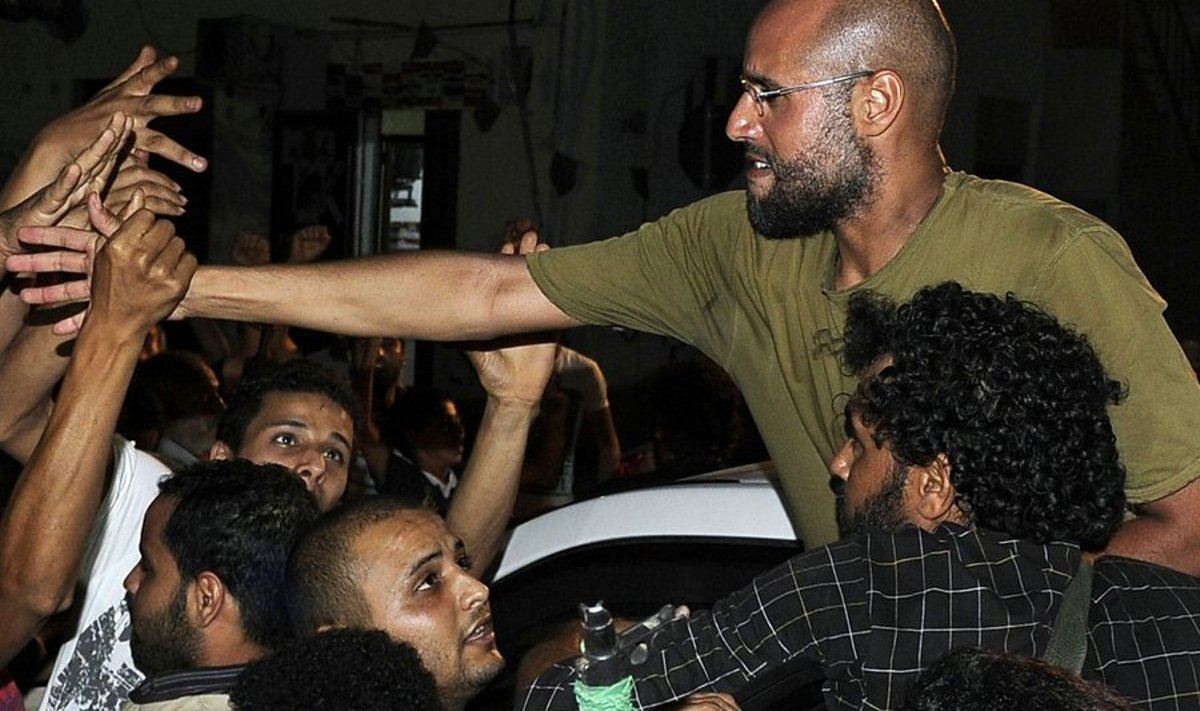 Gaddafi poeg Saif al-Islam koos toetajatega