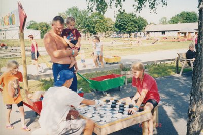 2003. aastal Vembu-Tembumaal. Sportlik pere naudib ka mõttesporti. Seisavad Tuule, Riho Mattiasega süles, kabetavad Siim ja Epp