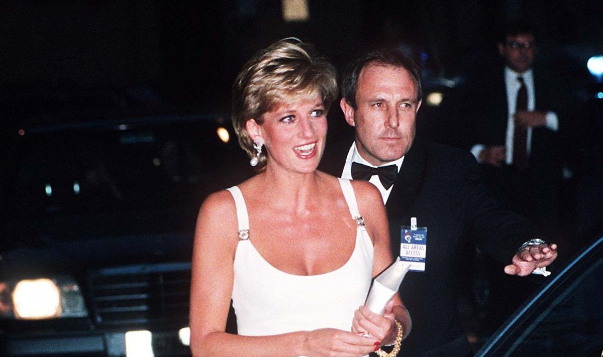 Pärast lahkuminekule järgnenud iseseisvumist kandis printsess Diana paljastavamaid kleite, kui kuninglikku perre kuuludes teha tohtis. 1995. aastal kandis ta Gianni Versace valget minikleiti.