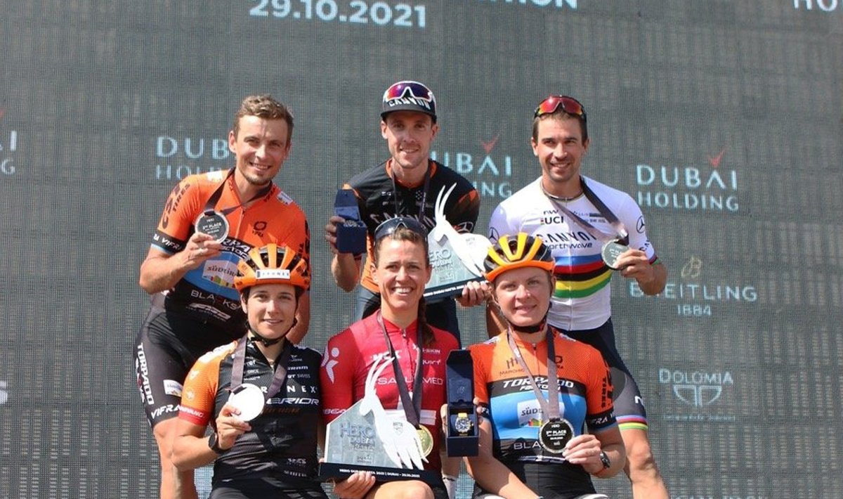 Peeter Pruus (tagant vasakult esimene) Hero Dubai võistluse pjedestaalil