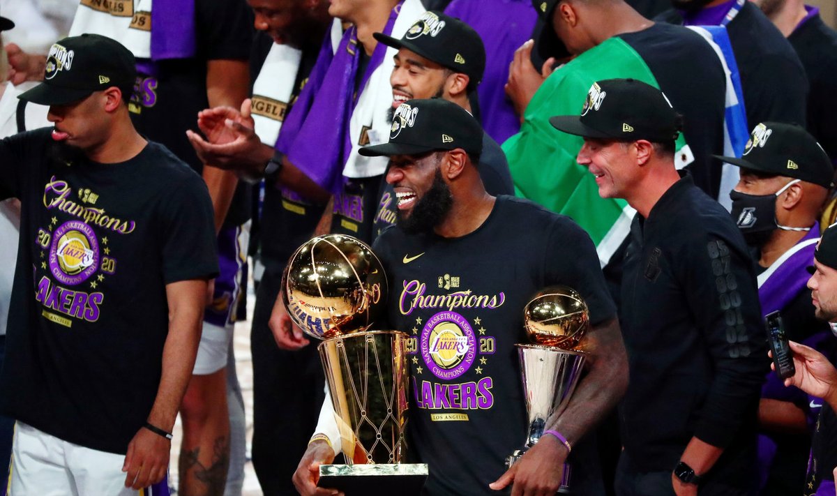LeBron James (keskel) koos NBA meistri- ja finaali MVP karikaga.