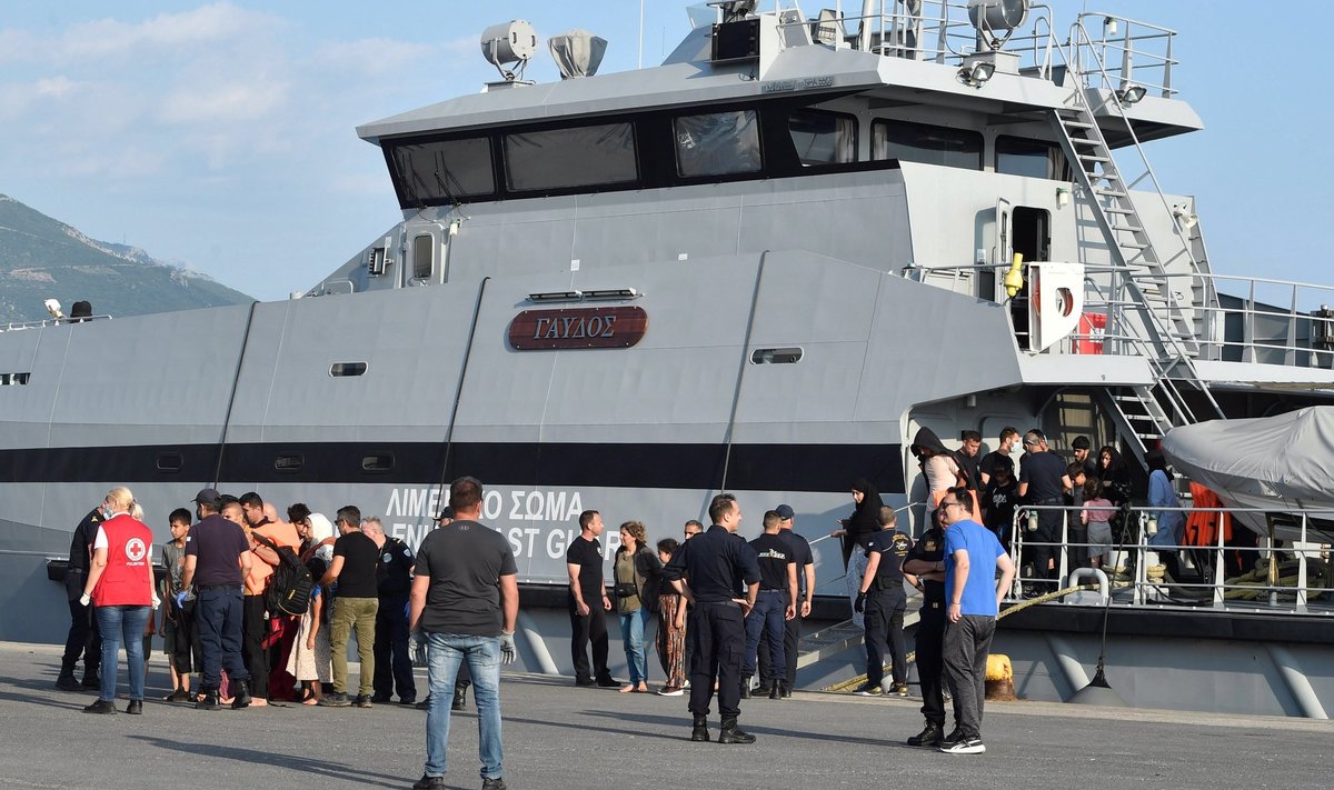 Kreeka rannavalve laev tõi õnnetusest eluga pääsenud migrandid Kalamata sadamasse