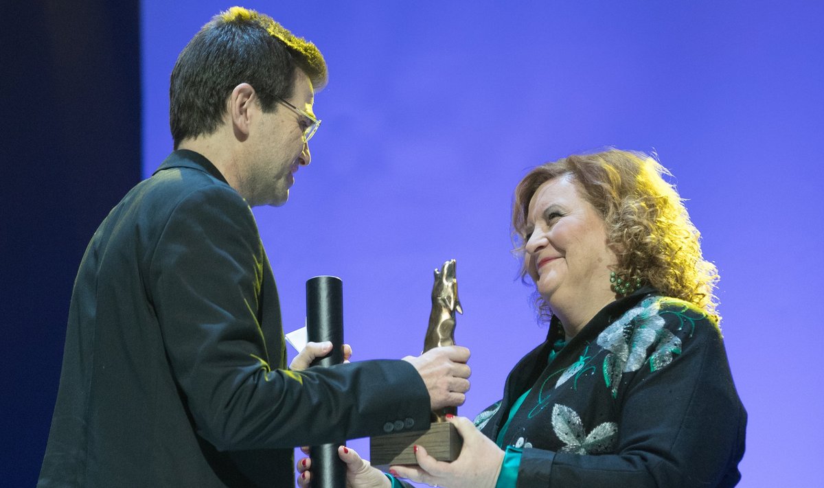 Pöff-i eestvedaja Tiina Lokk annab üle auhinda grand prix’ võitjale Eitan Annerile filmi „Vaikne süda” eest.