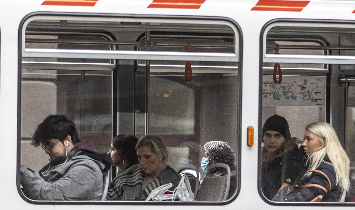 Võib juhtuda, et teisipäevast kehtib nõue kanda mõndades avalikes siseruumides, sealhulgas ühistranspordis, maski. Tallinn algatas juba täna kampaania, milles kutsub sõitjaid üles maski kandma. Eile kandsid trammides maske vaid üksikud.