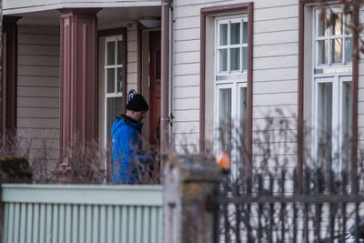 Mati Alaver kolm päeva pärast dopinguskandaali lahvatamist Tartus oma koduukse ees. See oli päev, kui ta Anu Sääritsale tunnistas, et "Karel oli praktiliselt ainus", kellele ta dopingutohtri kontakti jagas.