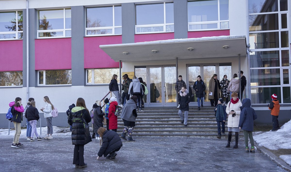 KOOLIKELL: Ukraina lapsed Tartu Puškini koolis.