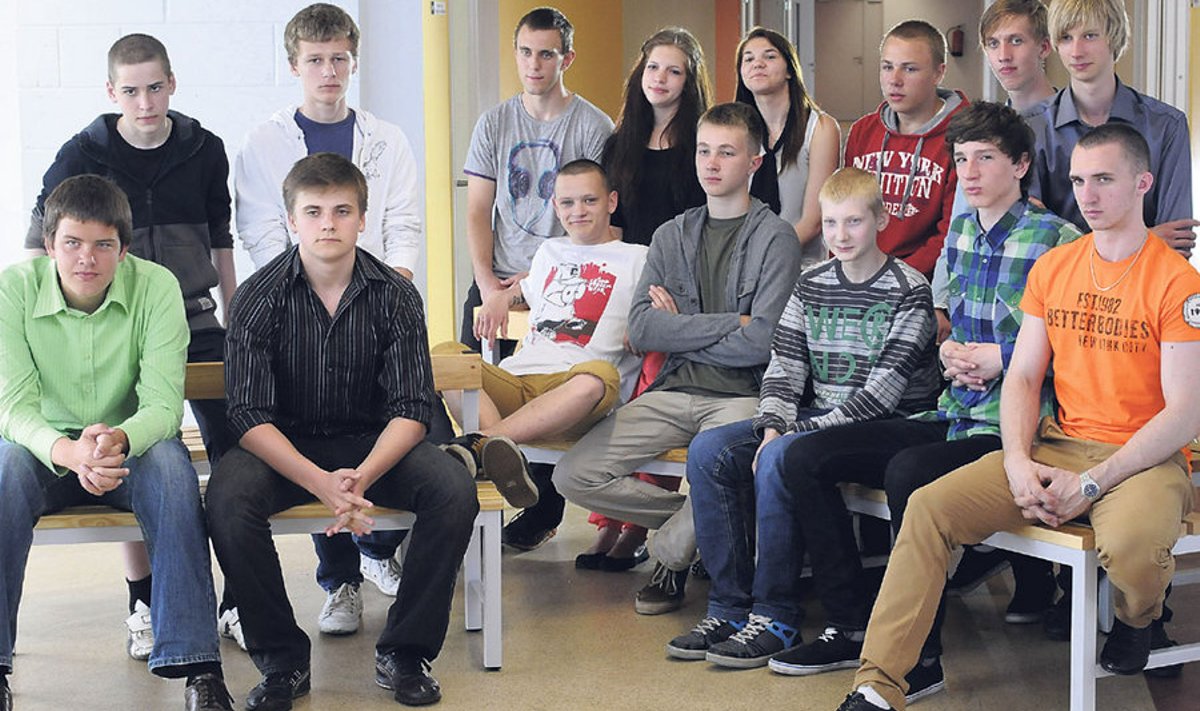 Sarja “Üheksandikud” peategelaseks on              Tallinna Kuristiku gümnaasiumi õpiraskustes 9.b klass.