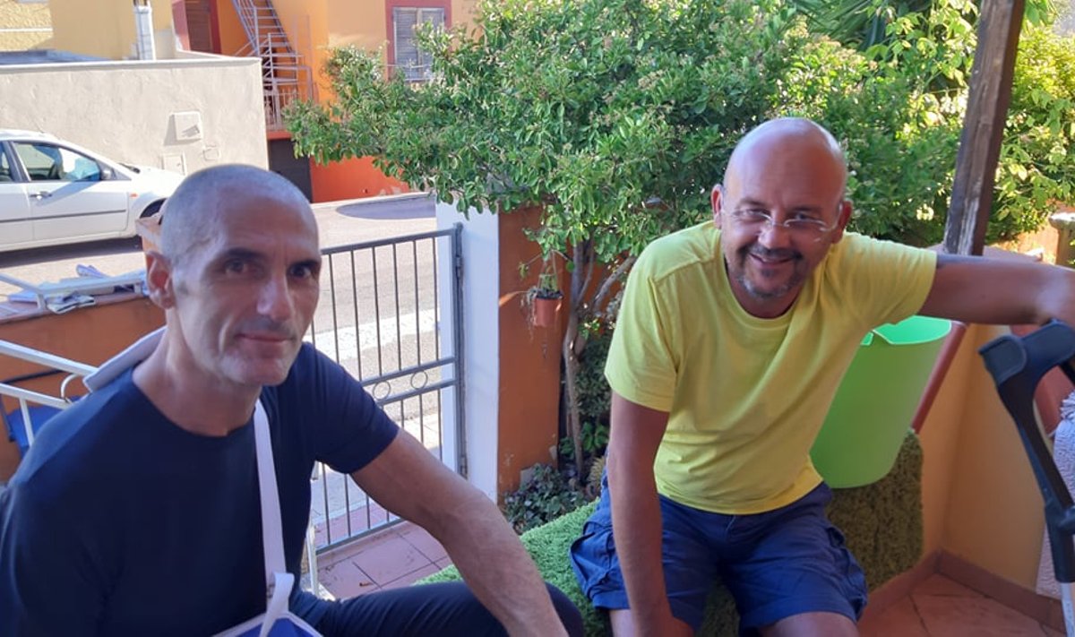 TAGASI KODUS: Giuseppe Uccula (vasakul) ja tema reisikaaslane Nello Cosenza (paremalt) on õnnetusest taastunud ja tagasi kodus.