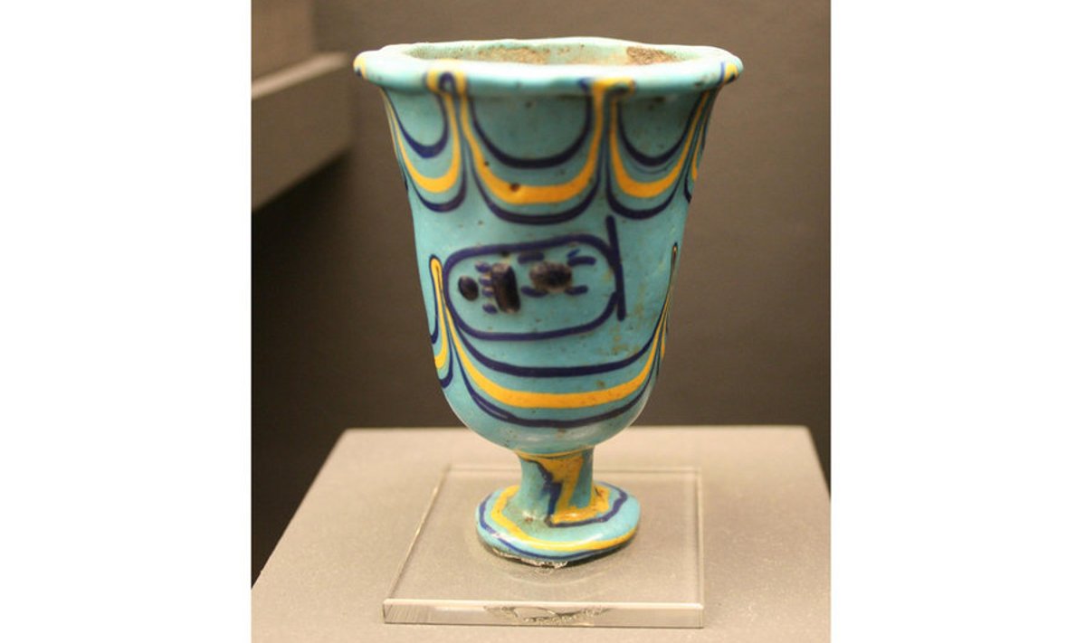 Maailma vanim klaasnõu – Thutmosis III (valitses 1479–1425 eKr) peeker.