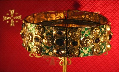 Varakeskajal valmistatud langobardide raudkrooni kasutati Itaalia kuningate kroonimisel veel eelmise sajandi keskelgi.
