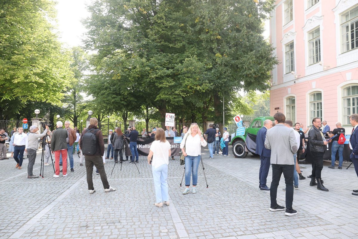 FOTOD | Isamaa eestvedamisel protesteeritakse riigikogu ees automaksu vastu