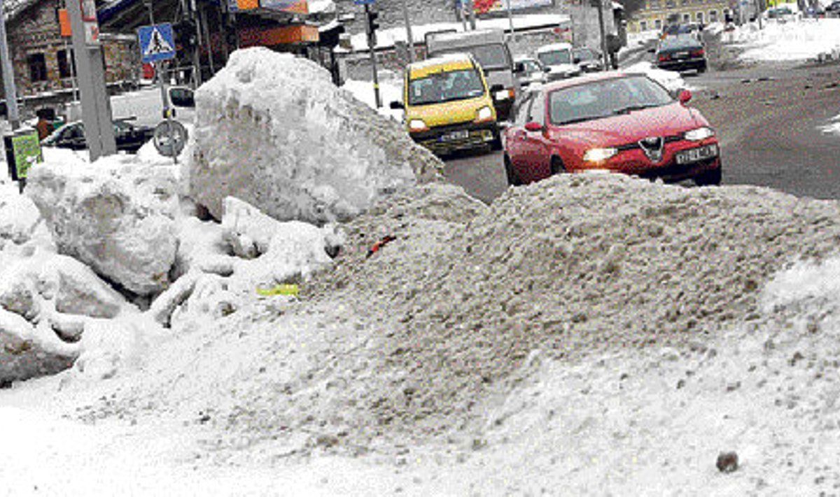 Töökäte järele on pealinnas suur vajadus: lumevallid on kohati autodest kõrgemad. 