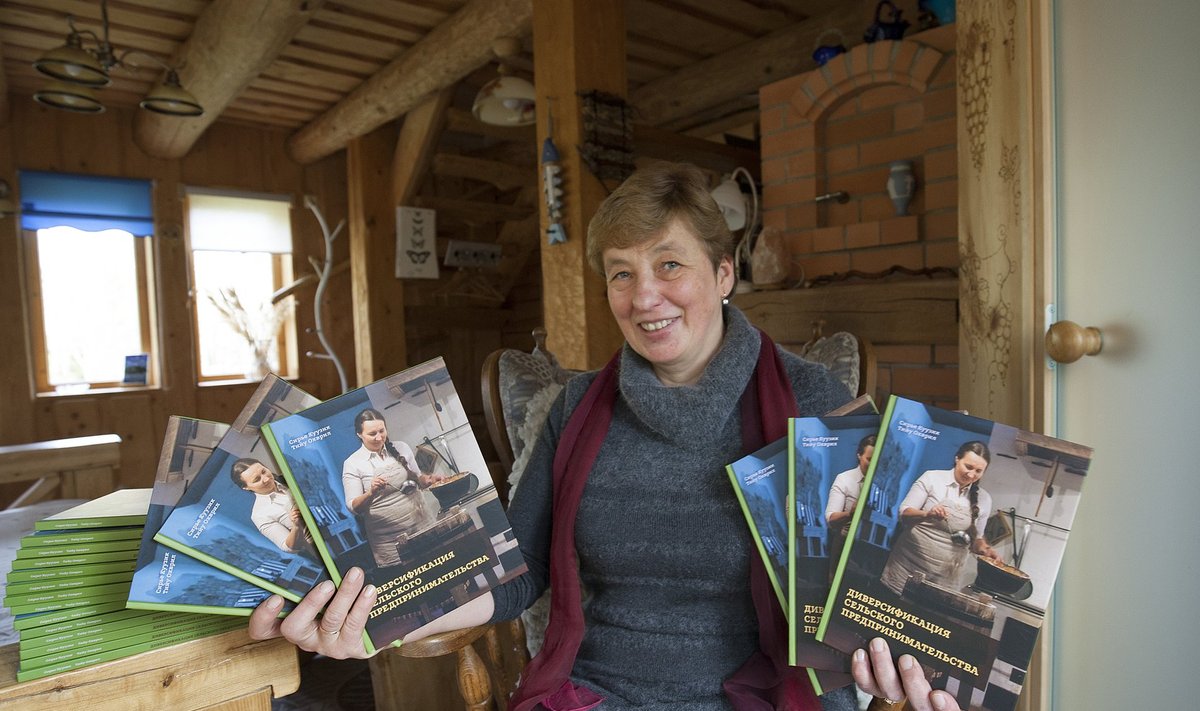 Sirje Kuusik Kuusiku talus koos venekeelsete raamatutega enne nende Moldovasse saatmist
