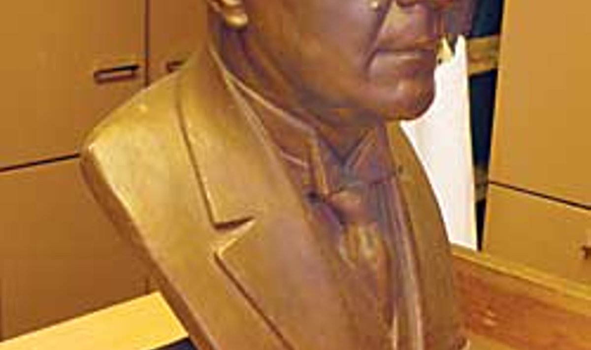 VIGANE VILDE: Eduard Vilde kipsbüstil (skulptor Ferdi Sannamees, 1929) puudub juba aastaid parem kõrv. Legendi kohaselt kadus see ühe vene ekskursioonigrupi visiidi ajal. Vallo Kruuser