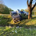 ФОТО | В Ярвамаа водитель Audi не справился с управлением и врезался в дерево