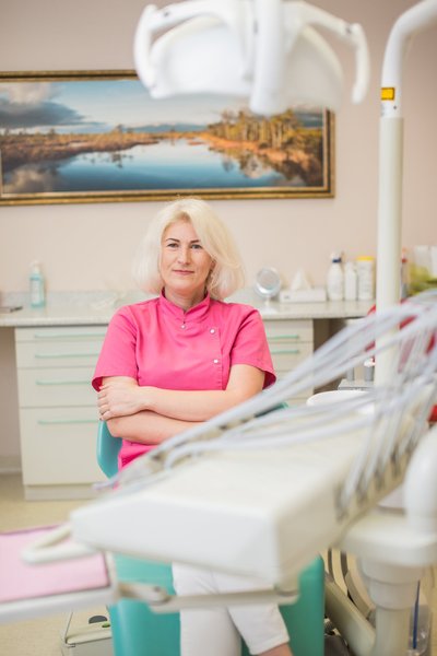 Mustla Blendenti hambakliiniku juhataja Meeli Tafenau on üks väheseid hambaarste, kes ei võitle Haigekassa hambaravihüvitiste vastu.