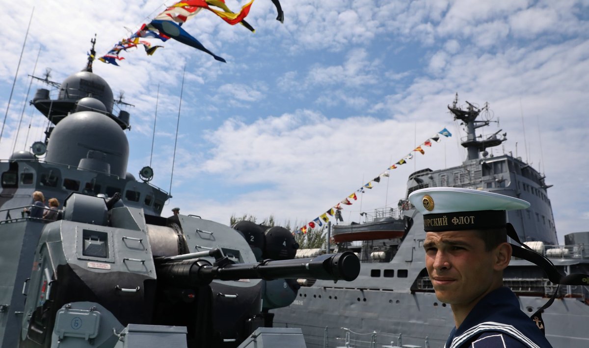 Mais tähistas Venemaa Musta mere laevastik Krimmis Musta mere laevastiku päeva. Sama laevastik tegutseb ka Aasovi merel ja Ukraina väitel järjest agaramalt.