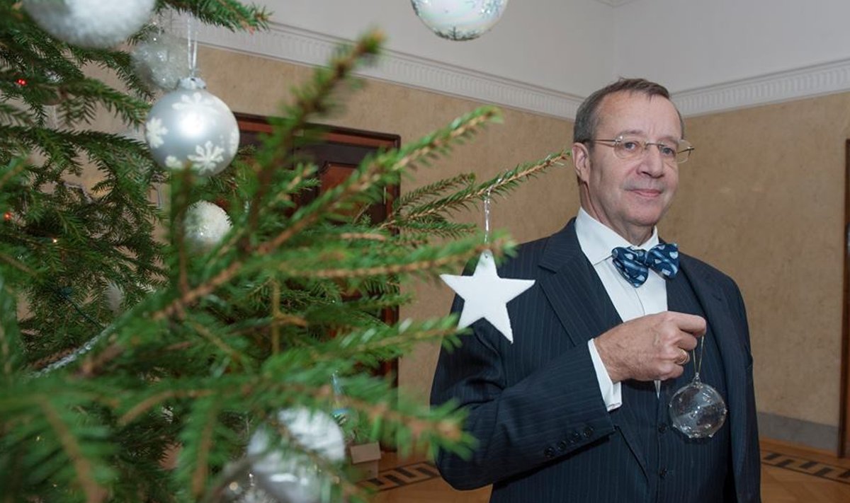 President Toomas Hendrik Ilves ehib jõulukuuske