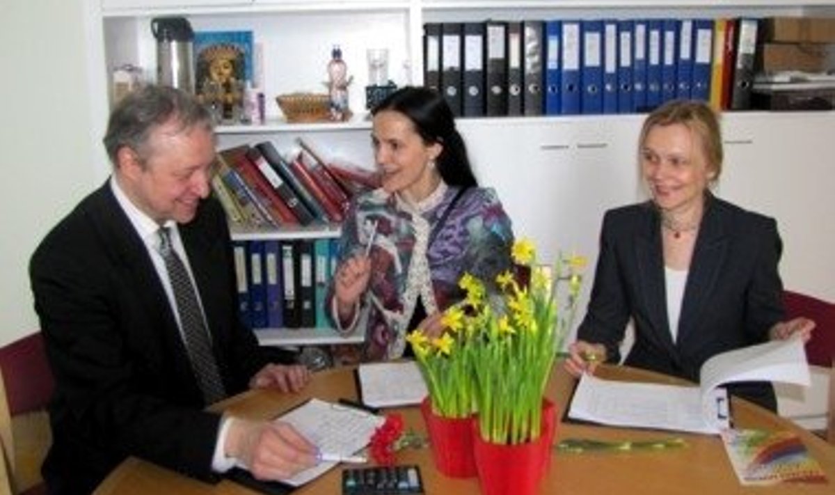 Hinnata pole sugugi kerge. Elmo Tiisvald (vasakult), Hele Kõrve ja Anne Maiberg vaheajal esinejate plusse ja miinuseid kaalumas.