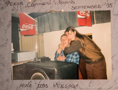 „Veksa Carmeni baaris, september 1995. Mina koos Veksaga”