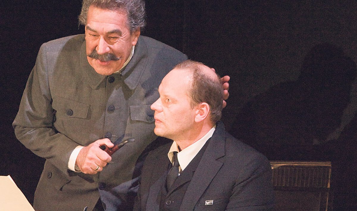 Stalin (Guido Kangur) ja Bulgakov (Hendrik Toompere jr) kuratlikus loomepalavikus.