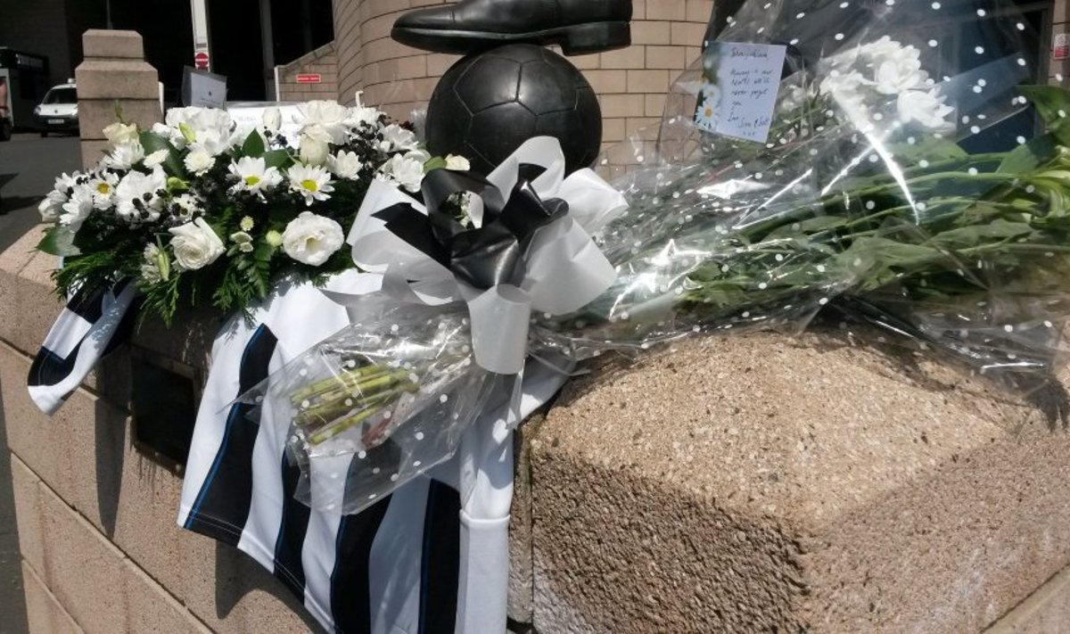 Lilled ja pärjad Newcastle Unitedi staadioni ees Sir Bobby Robsoni kuju ümber.