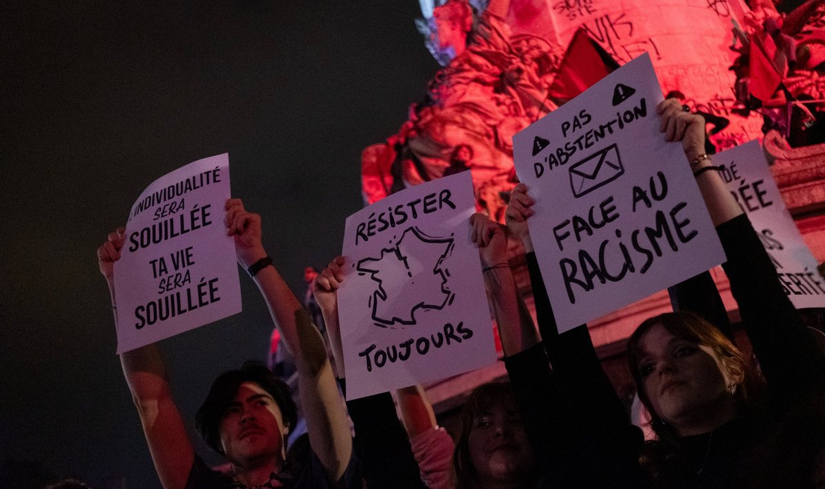 Pärast parlamendivalimiste teise vooru tulemuste teatavakstegemist toimus Place de la Republique’il meeleavaldus. Siltidega demonstreeriti pidevat vastuseisu ning keelduti erapooletusest rassismi osas.