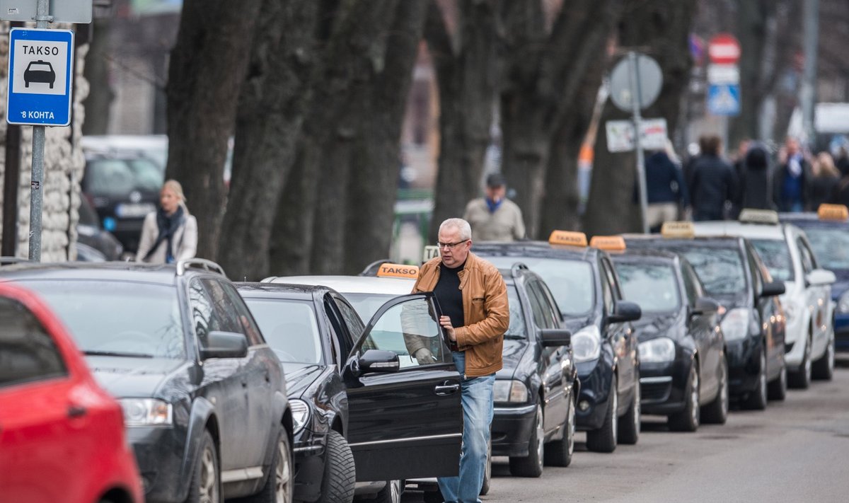 Harjumuspärane taksoderivi Tallinnas Draamateatri kõrval võib kokku kuivada, kui sõidujagamisteenus veelgi rohkem turgu haarab.