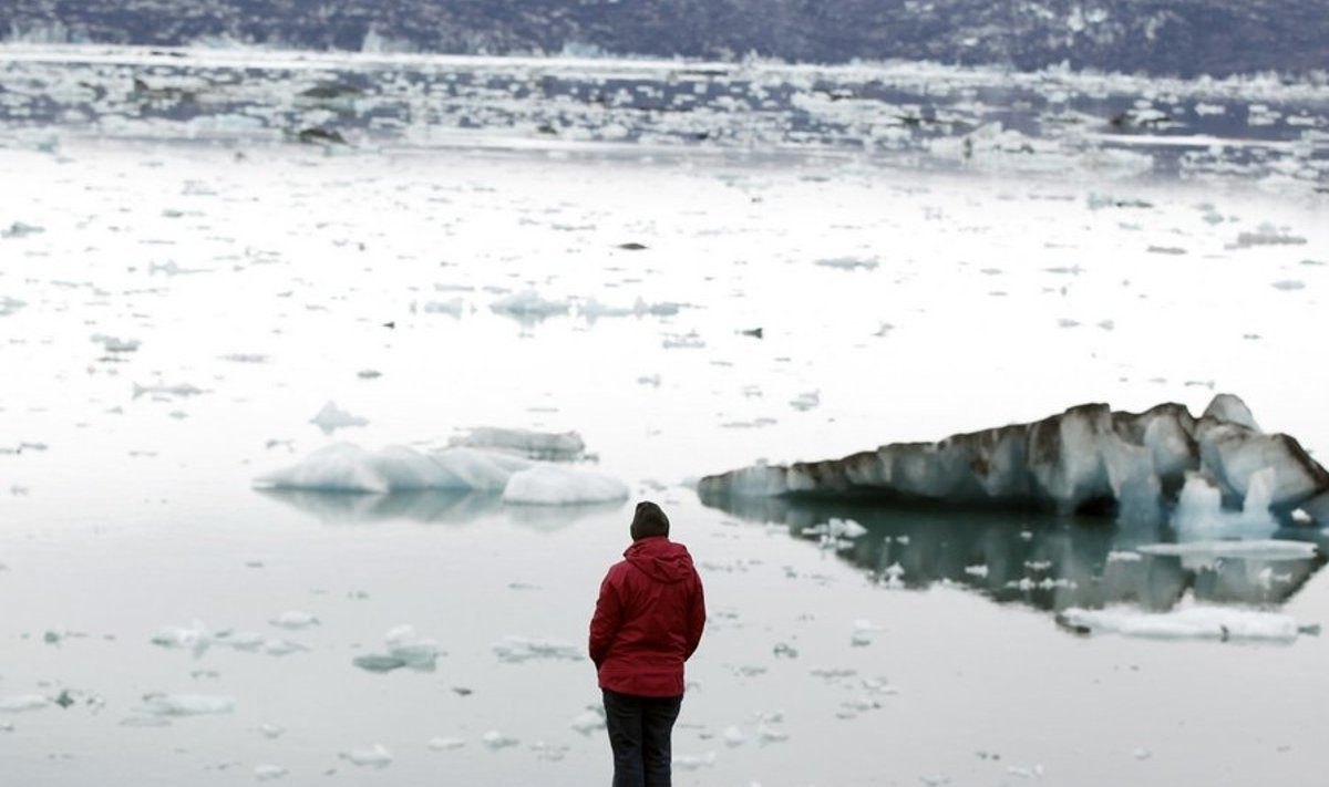 Turist Islandil mõtlikult vett seletamas. Foto Lucas Jackson, Reuters