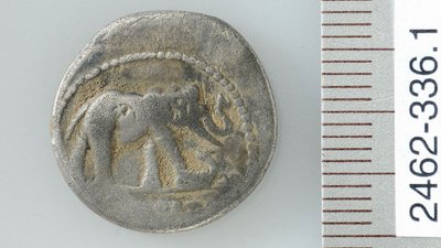 Caesari-aegne hõbemünt, mis samast paigast leiti