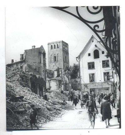 Vaade 1944. aastal Kuninga tänavalt Harju ja Kullassepa tänava ristmikule. Otsevaates maja elas üle pommitamise, aga lammutati 1940. aastate lõpus.