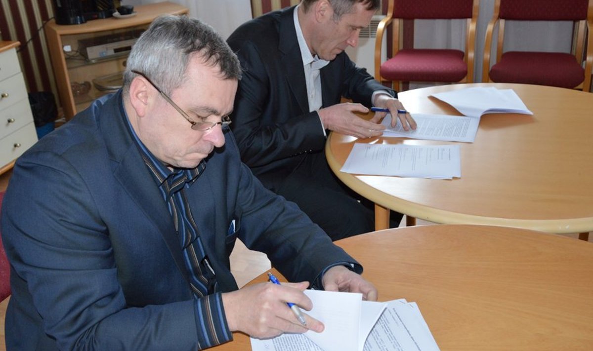 Ehitustööde lepingule kirjutavad alla Tallinna Spordi- ja Noorsooameti juhataja Rein Ilves (eespool) ja OÜ Nordlin Ehitus juhatuse esimees Ülo Older.