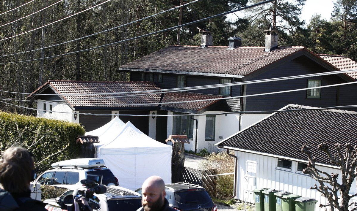 Politsei peab paari Lørenskogi kodu mõrvapaigaks ja jätkas eile sündmuspaiga uurimist. 