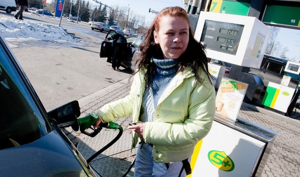 Viivika Kaska oli eilse streigi tõttu sunnitud üle kolme nädala auto välja ajama, et tööle jõuda. Foto: Ilmar Saabas