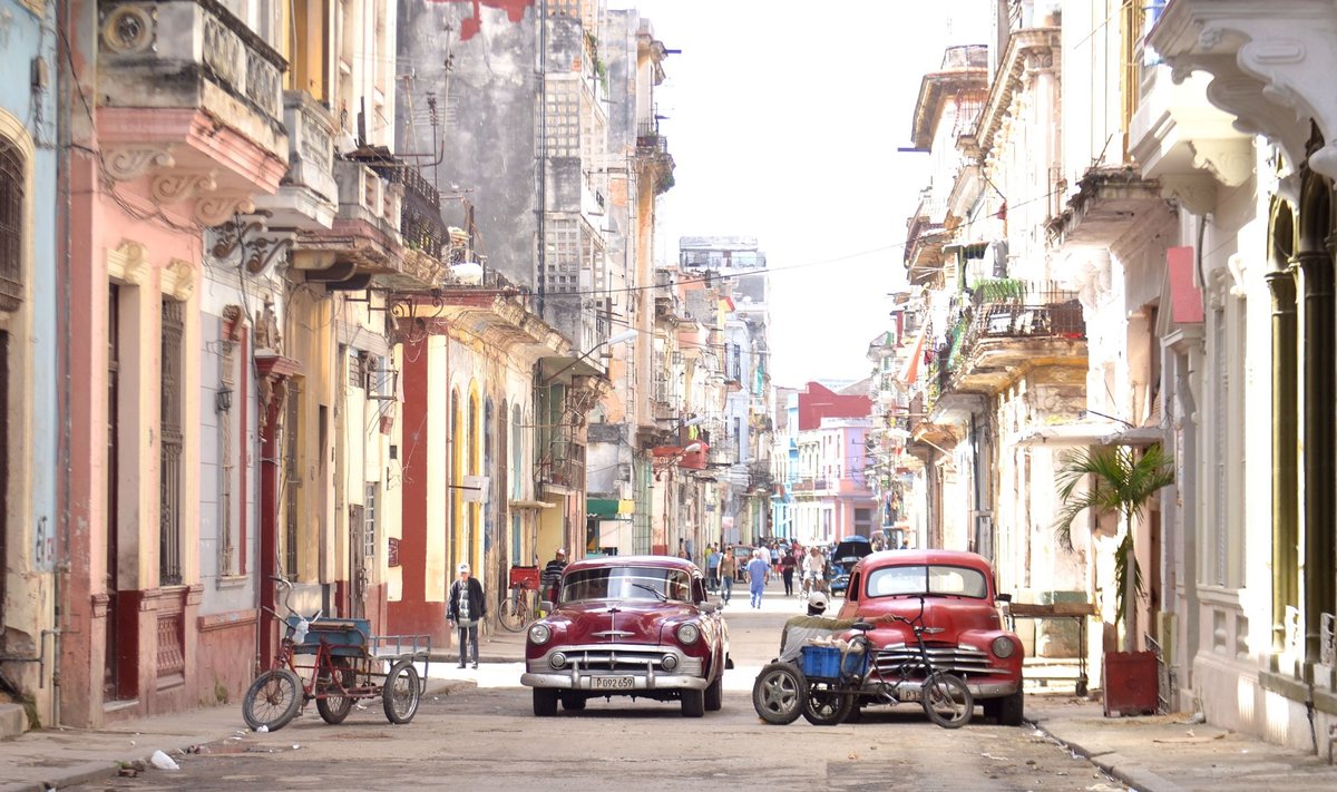 Havanna tänavatel sõidavad peamiselt vanad Ameerika autod, Vene Žigulid ja sekka mõned odavad uued Hiina autod. Aga Euroopa ja USA linnadega võrreldes on autosid väga vähe.