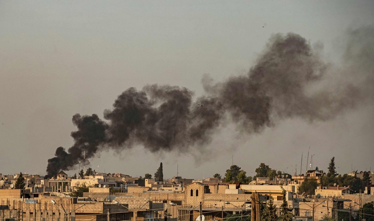 Türgi tabamusest tõusev suitsusammas eile Süüria kirdeosas Ras al-Aynis.