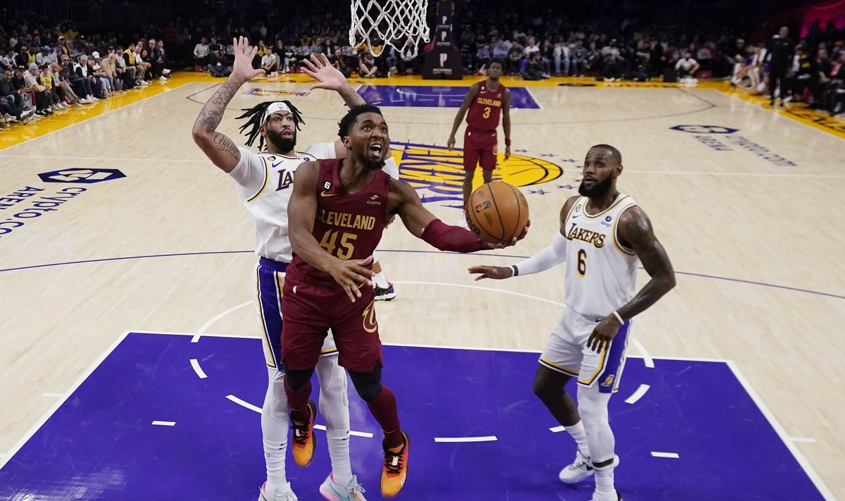 Anthony Davis (vasakul) ja LeBron James (paremal) ei suutnud Donovan Mitchellit (keskel) peatada.