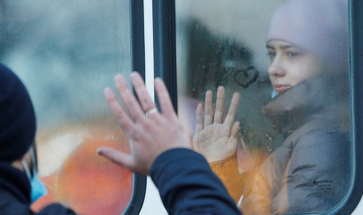 Donetski mees jättis hüvasti oma evakueeritava tütrega