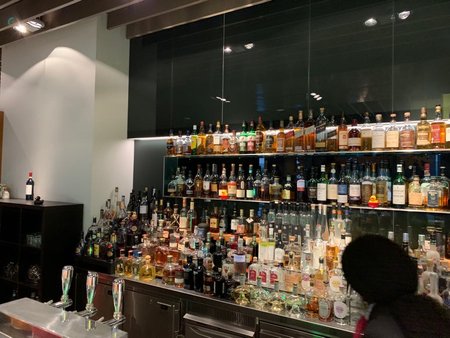 JUUA JAGUB: HON Circle´i baarilett uhkustab üle 130 viski ja veel sama suure hulga veinidega, suitsetajate tarvis on avar Cigar lounge.