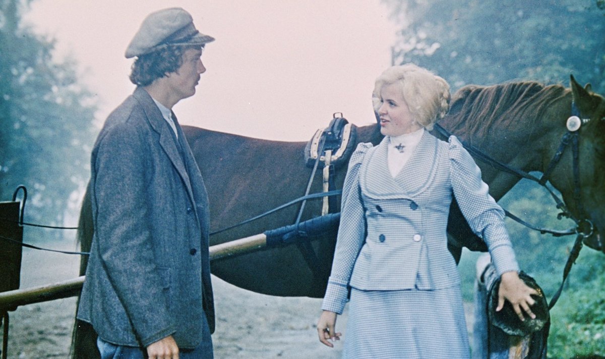 Kaader 1976. aasta mängufilmist "Suvi": Toots (Aare Laanemets) ja Teele (Riina Hein) 