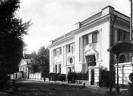 “AARDELAEGAS”:  Aastast 1920 on selles Kremli lähedal asuvas majas Eesti saatkond, mis vahepeal ­kandis küll ENSV alalise esinduse nime. Nii head kunstikogu pole ühelgi teisel meie välisesindusel.
