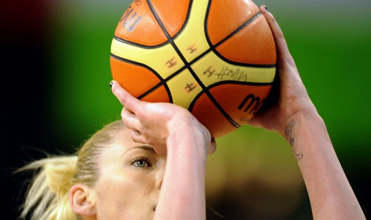Lauren Jackson of Spartak Moscow takes a free throw during the final in Euroleague Women Final Four 2008 between  Spartak Moscow and Gambrinus Brno in Brno on April 13,2008.AFP PHOTO/JOE KLAMAR