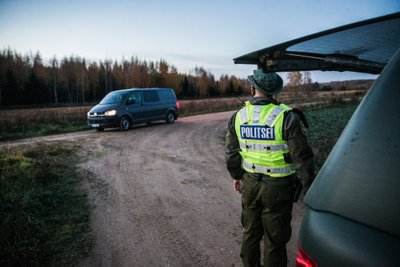 18:19 - Meiega liituvad piirivalvur Meelis Luts ja kaks politsei kadetti, et vaadata, kuidas käib drooniga patrullimine piiril.