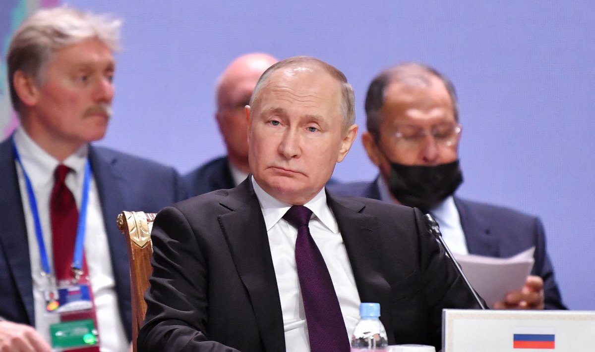 Venemaa valitsejad: Valdimir Putin ees, tema selja taga Dmitri Peskov ja Sergei Lavrov.